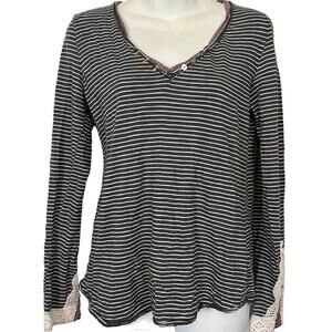 Little Yellow Button Anthropologie Striped Long Sleeve V-Neck Gray Knit Top M